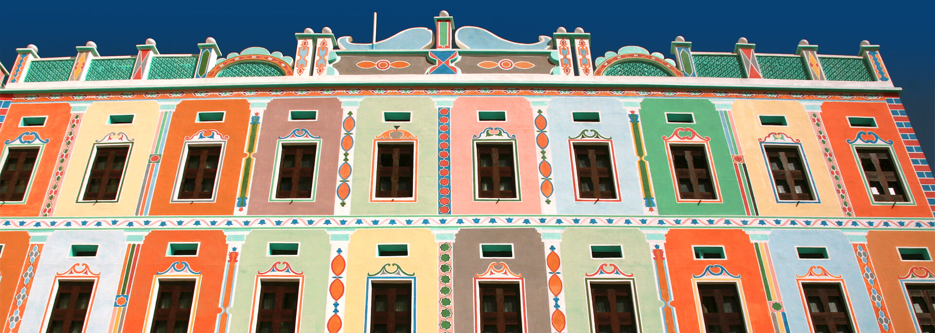 Wie der Bukshan Palace zum Farbtupfer eines wüsten Wadi wurde