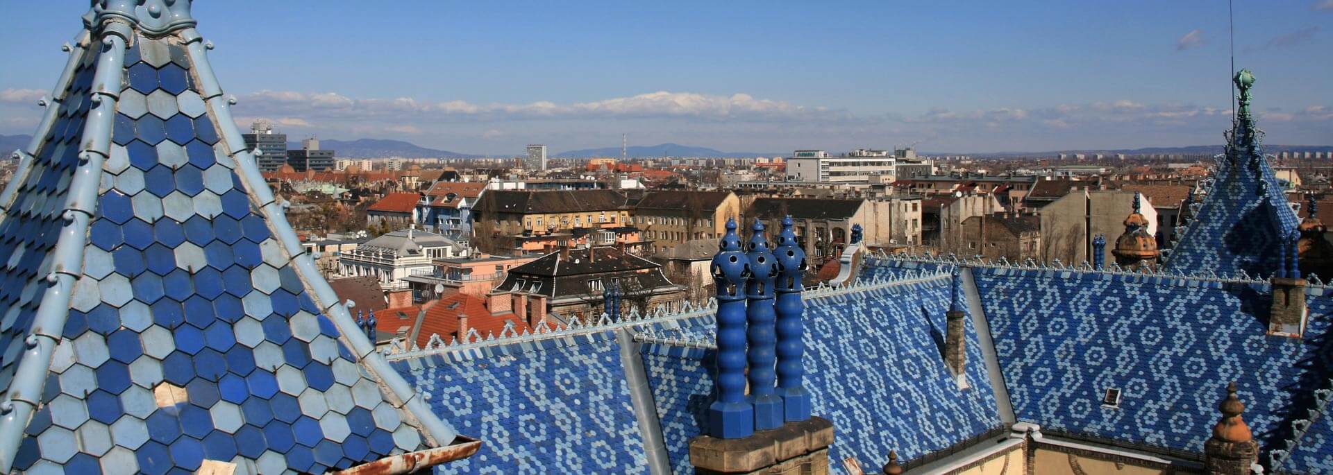 Wie ich morgens um 8 Uhr über die blauen Fliesen und Dächer Budapests lief