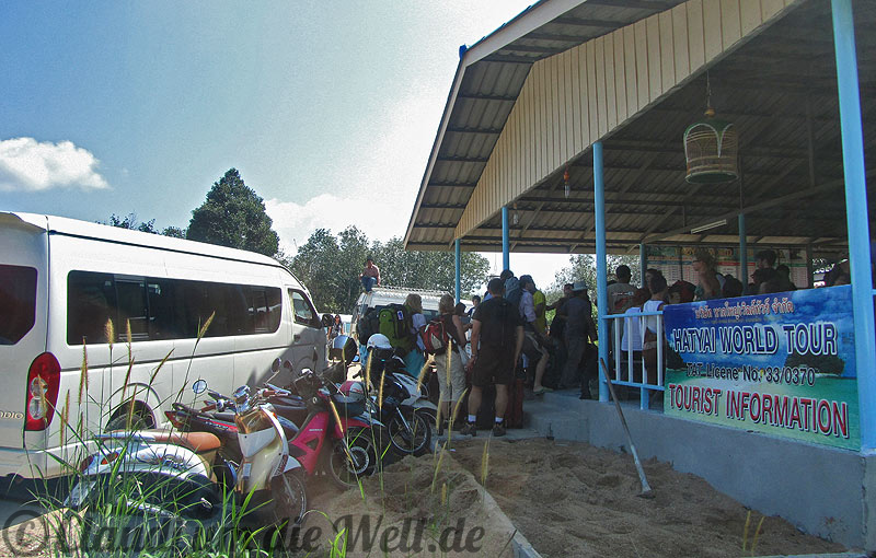 Warten auf die Fähre in Krabi