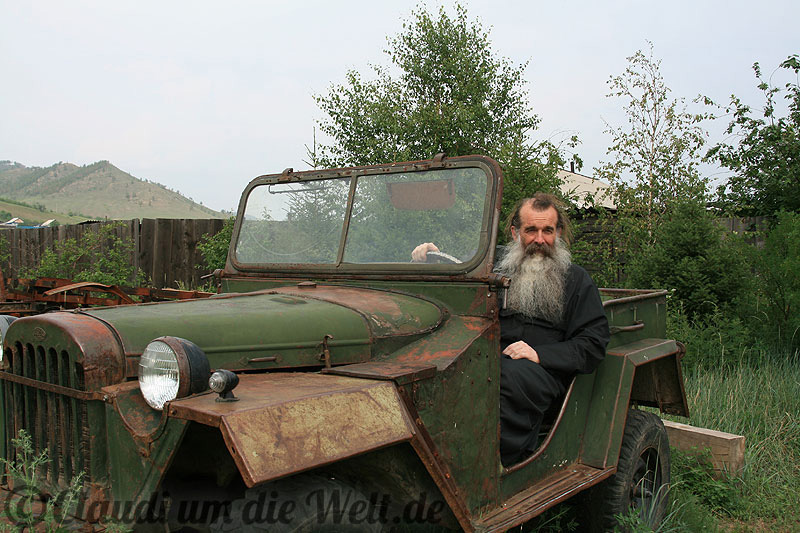Priester im Jeep