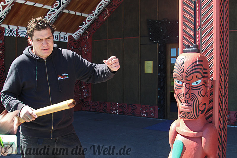 Wir besuchen das Marae, das 136 Jahre um die Welt reiste