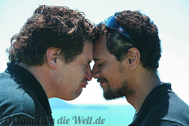 Machen ein Hongi vor: William und Les