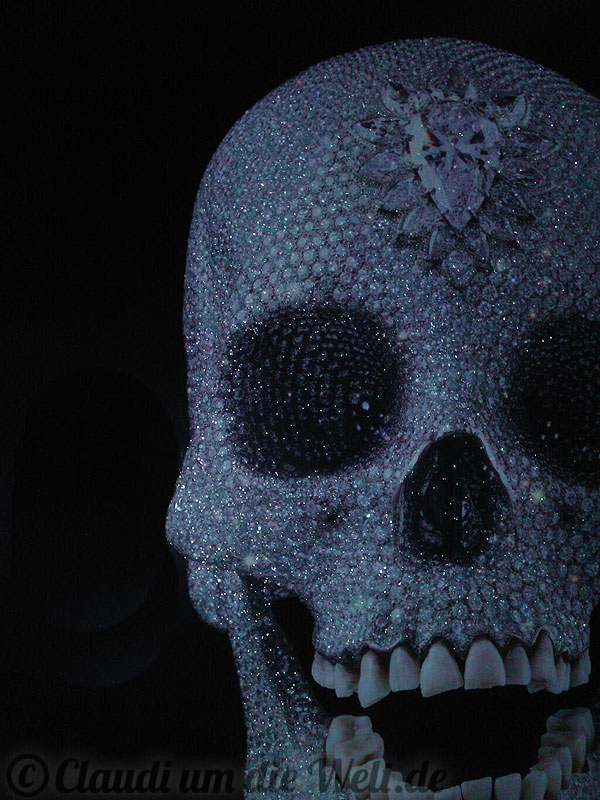 Mänttä Museum Gösta, Poster des Diamanten-Schädels