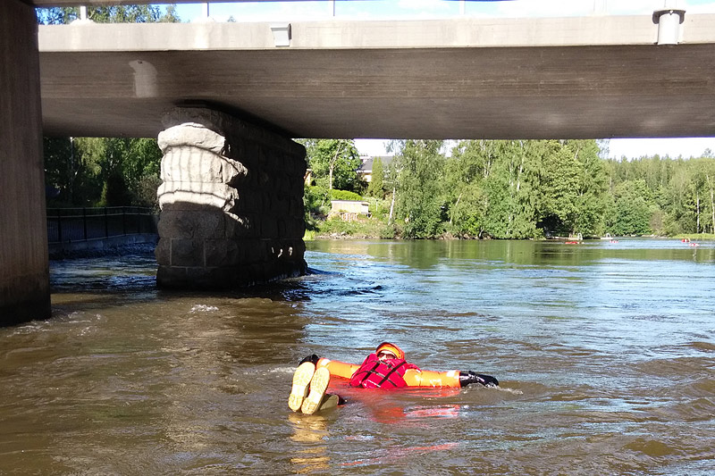 River Floating unter der Brücke