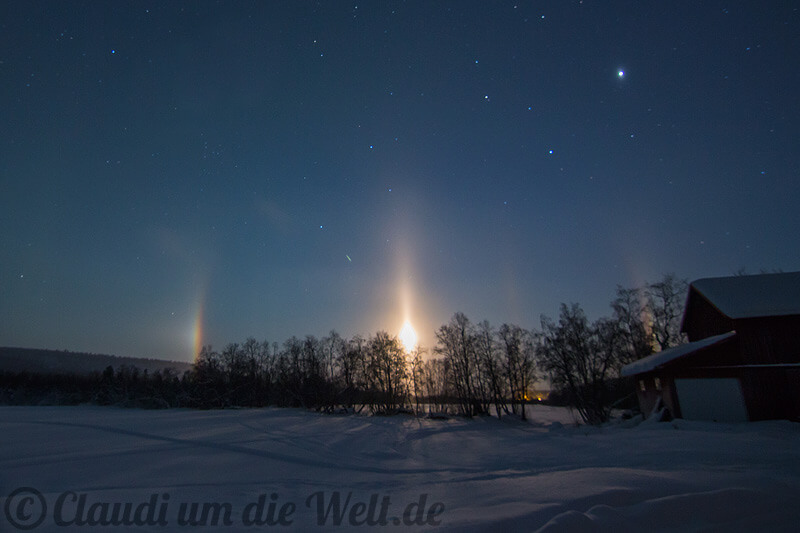 Lichtsäulen um den Mond