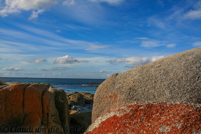 Strand mit Findlingen