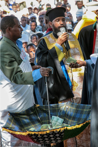 Priester sammelt Spenden beim Marienfest in Aksum