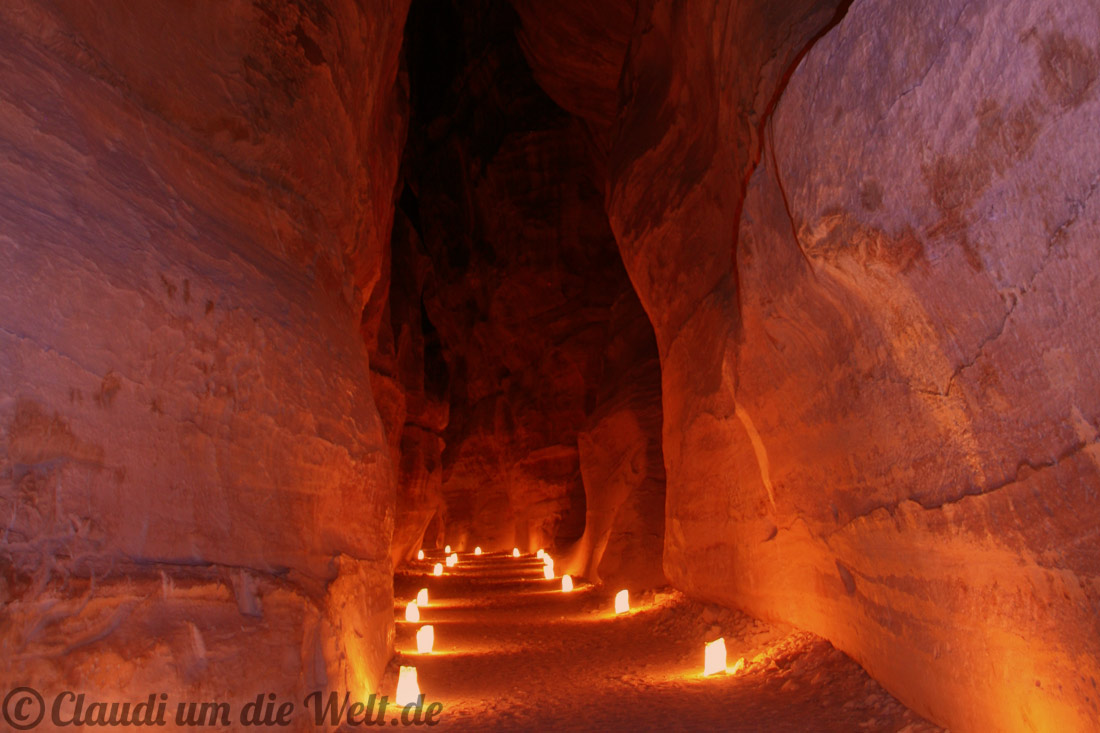Beleuchtete Schlucht in Petra
