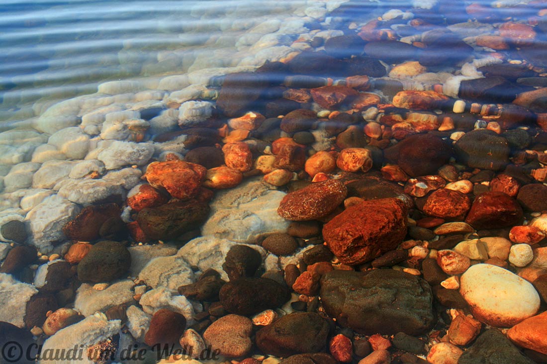 Steine und Krusten im Toten Meer
