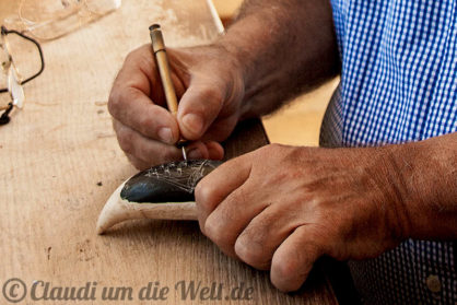 Das Motiv wird in den Zahn gescrimmt
