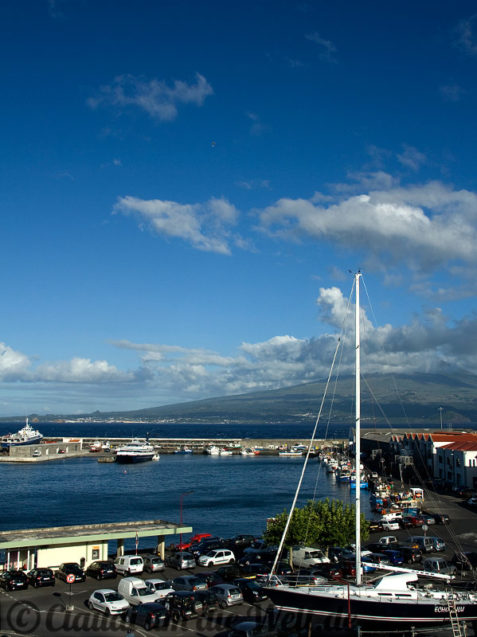 Hafen von Horta mit Pico im Hintergrund