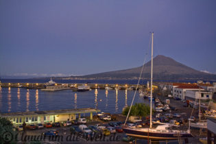 Abendlicher Blick über den Hafen von Horta
