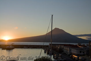 Vulkan und Insel Pico von Faial aus gesehen