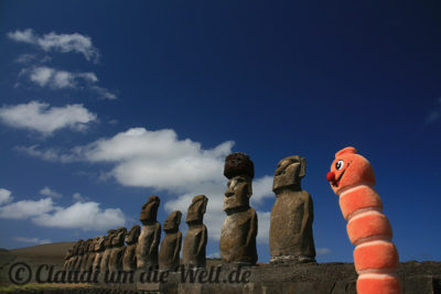 Qwoo ergänzt die 15 Moais von Tongariki