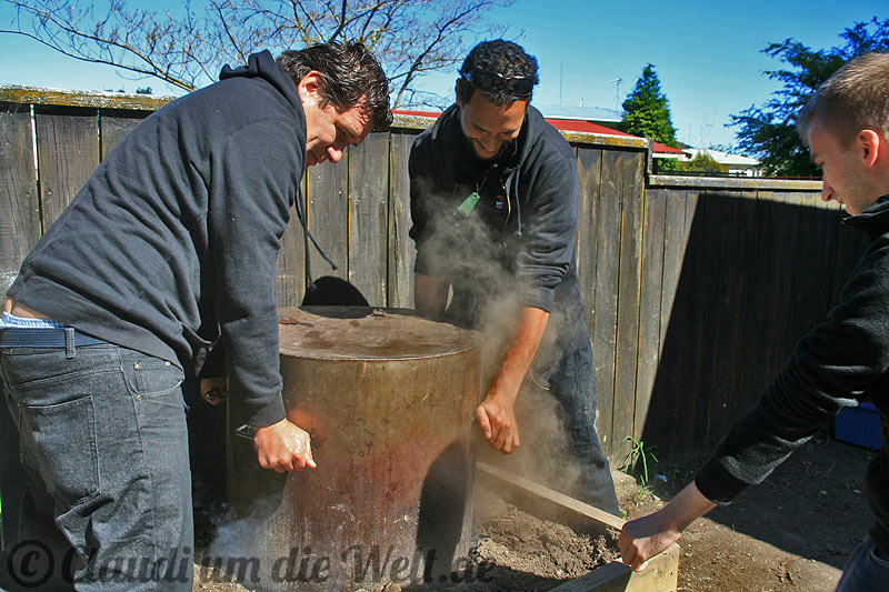 Wasser rein, Deckel drauf - Hangi gart im Wasserdampf