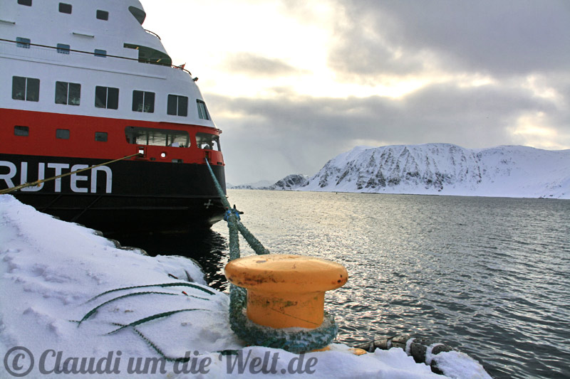 hurtigruten am fjord