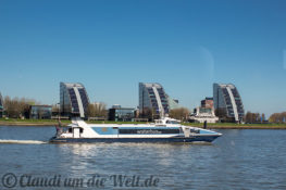per Waterbus auf der Maas unterwegs