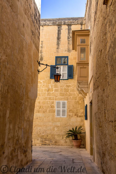 Enge Gassen bieten Schatten im heißen Sommer in Mdina