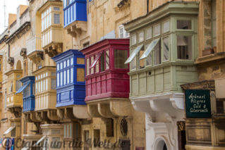 Vallettas Balkone in Reih und Glied