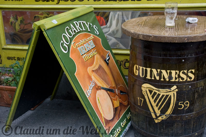 Guinessfass in den Straßen Dublins